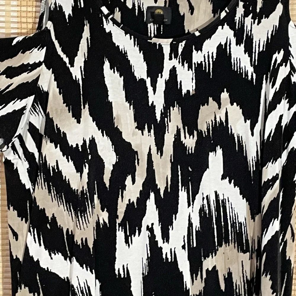 JM Collection Black and White Cold Shoulder Tunic - Picture 4 of 12